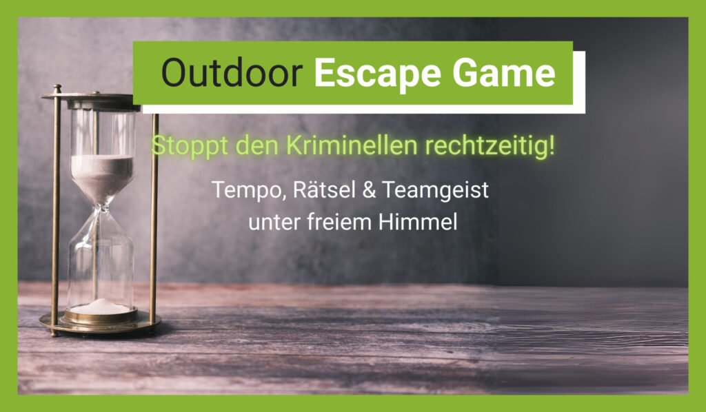 Sanduhr auf verwittertem Holztisch vor unscharfem Hintergrund – Outdoor Escape Game Trail für Schulreise mit Rätseln, Tempo & Teamgeist